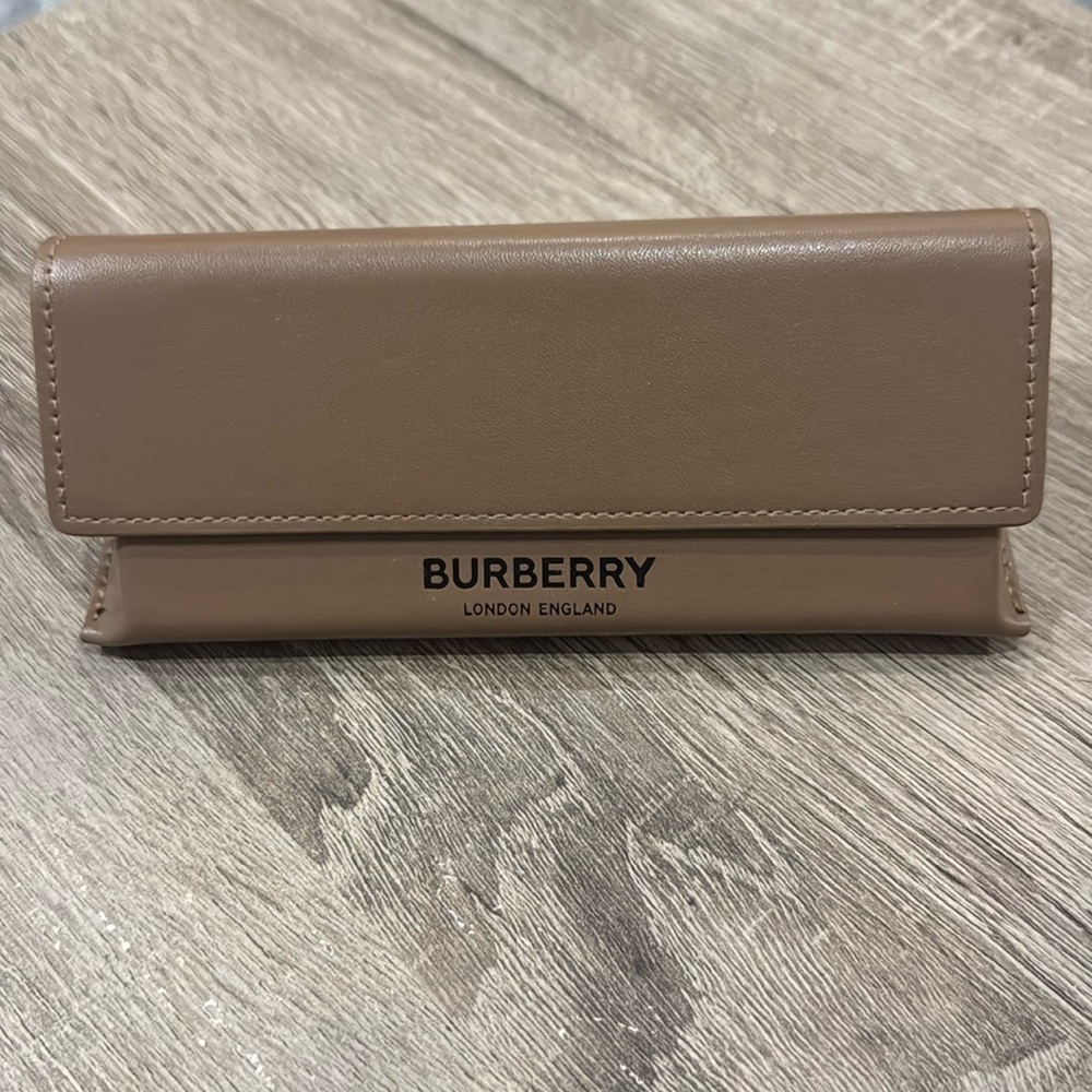 NWOT Burberry London England Eyeglass/sunglasses case tan brown